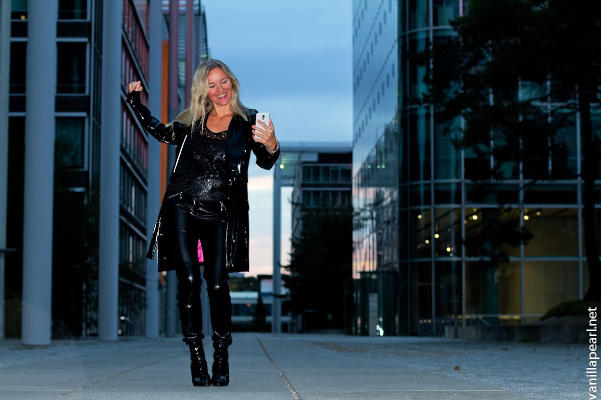 Christina - Vanilla Pearl in Arcanum VEGAN LEATHER PANTS at the O2 Building Munich - shine and be happy!